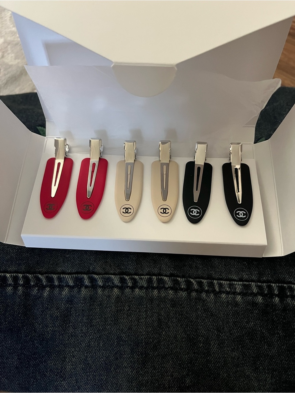 Chanel-Inspired Set of 6 Accessories Hair Clips — Red, Cream, Black